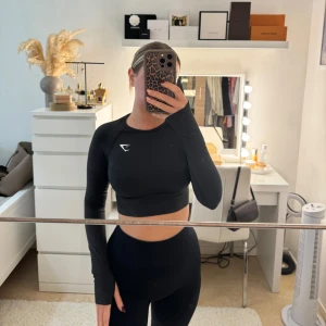 Gymstark crop top  - Säljer min gymshark VITAL SEAMLESS 2.0 CROP TOP i färgen Black Marl i storlek S, använd fåtal gånger och är som ny. 