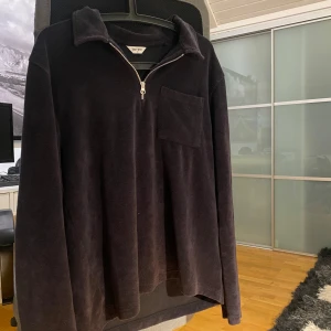 Half Zip - Marinblå half zip från East West. Bra skick. Skriv om nu vill ha fler bilder😀