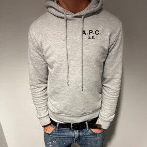 Apc hoodie - Tja! Säljer nu min apc hoodie då den börjar bli något liten, storlek M men sitter mer som S. Den är i mycket fint skick men något uttvättad. Riktigt skön passform! Bara att skriva vid funderingar 😊