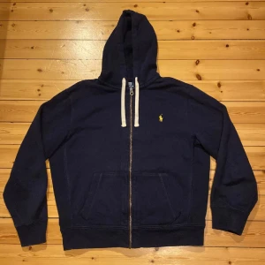 Ralph Lauren hoodie - Skön och snygg Ralph Lauren hoodie.  Väldigt bra skick, säljer för att jag har vuxit ur den. Storlek L men kan passa M för är liten i storlek. Pris kan diskuteras! Hör av dig om du har mer frågor!