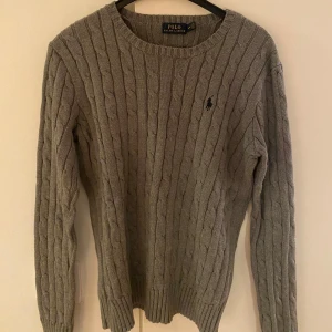 Ralph lauren tröja - Stickade polo Ralph lauren tröja i grå. Använd fåtal gånger och har inga defekter. Kan skicka mer bilder vid intresse.
