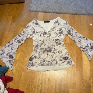 Söt blus  - Blus med utsvängda ärmar! Jag har sytt in den i midjan själv så den lutar mer mot S/M nu. Supersnygg🤗🤗