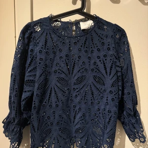 Så fin marinblå blus från Neo Noir - Så fin blus till middagar och festligare tillfällen, eller till vardags med ett linne under.  Säljer då den inte är min stil, använd ett fåtal gånger  Nypris runt 700kr