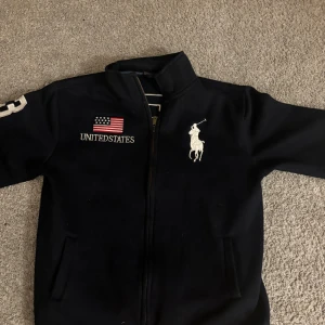 Polo Ralph lauren tröja - Skick 10/10 köpt men aldirg använd. Jag själv på bilden är 175 men är lite för stor för mig, priset kan ändras i snabb affär!!😊