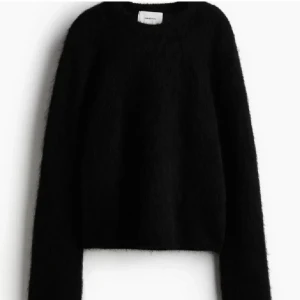 Mohair tröja - Intressekoll på min Stickade mohair teöja stickad från hm i storlek Small, super varm och skön, köpt för 599kr på hm butik i mall off Scandinavia 