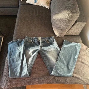 coola lågmidjade jeans med tryck  - säljer dessa coola lågmidjade jeans med tryck på rumpan 💞