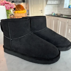 Fakeuggs H&M - Ett par svarta fakeuggs från H&M i storlek 36. Helt oanvända och i bra skick. 