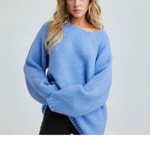 Stickad Tröja  - Super fin blå stickad tröja från Bikbok. Superfint skick då den knappast är använd💙💙 Stolek XS men är oversized☺️