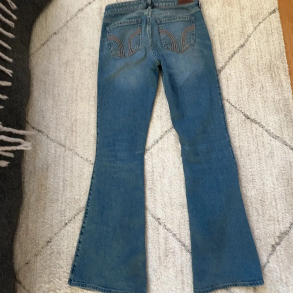 Super snygga low waisted bootcut jeans ifrån hollister. I storlek w26, midjemått 40cm innerbenslängden 80cm och dom passar mig perfekt som är 165cm❤️inga defekter. Jeans & Byxor.