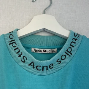 Acne studios tshirt  - Jättefint skick på denna snygga tshirt i härlig blå färg.  Äkta såklart! Billigt pris då vi måste bli av med plagg min pojkvän ej använder i garderoben 