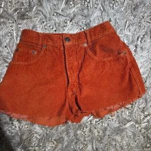 Shorts  - Snygga mini shorts i manchester!  Orangea  De har nu blivit försmå för mig så måste sälja vidare!