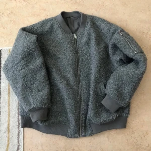 Bomberjacka hm - Säljer min teddy bomberjacka från hm då den tyvärr var för stor. Super fint skick, som ny. 