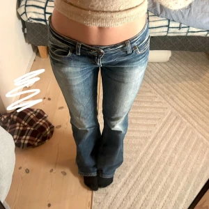 Lågmidjade jeans ifrån Only - Jätte fina blåa lågmidjade jeans ifrån only. Färgen syns bäst på den tredje bilden. Dom är i storlek 34 men passar även på storlek 36. Min kompis på bilden är 165cm lång men passar även mig som är 170😊