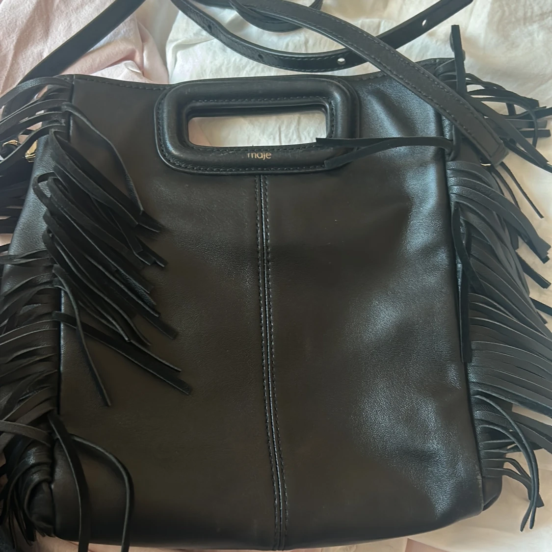 Svart axelväska med fransar från Maje - 90