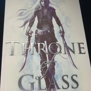 throne of glass - super bra skick, helt ny och oläst 
