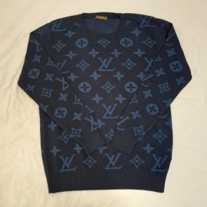 Louis Vuitton sweater  - En fin Louis Vuitton sweater I navy med Louis Vuitton loggor i ljusare blå. Perfekt nu för vintern att ha som layer under en jacka eller nått. Inga defekter eller nått. Tyvärr har jag inge kvitto därför det lägre priset