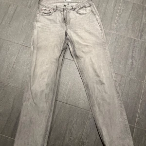 Gråa Jeans  - Säljer dom här gråa jeansen från Gina Tricot då dom är förstora för mig. 
