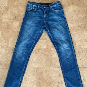 Ett par väldigt fina jeans i modellen pistolero, nypris kostar de ca 1999kr, priset är inte hugget i sten 