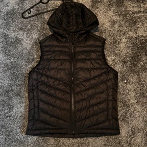 Jack and jones väst - Jack and jones väst, aldrig använd och är där med 9/10 skick. Storlek M, skriv vid frågor i Dm!!