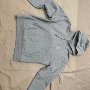Stüssy Hoodie - Säljer en väldigt snygg Stüssy tröja som är helt ny med kvitto och i orginal påse.   Skriv om ni har frågor! 