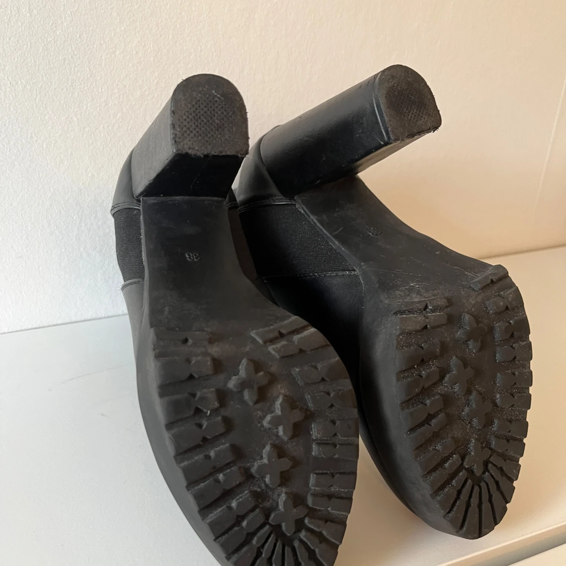 Svarta h&m stövletter stl 38 - 93