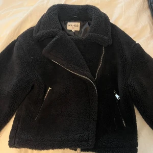 Nakd jacka  - Säljer denna jacka från nakd. Köpte den för ungefär 2 år sedan och använt den fåtal gånger. Storlek 40💕 pris kan diskuteras💕