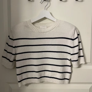 T-shirt randig  - Jätte fin T-shirt från Hm , storlek Xs, säljer för den inte kommer till användning 💕