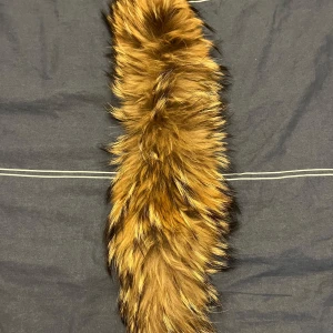 Äkta pälskrage - Säljer fyra äkta pälskragar. Köpta enskilt men kommer inte till användning mer. Är i bra skick och knappt använda. Säljer 150kr styck men priset kan diskuteras❤️