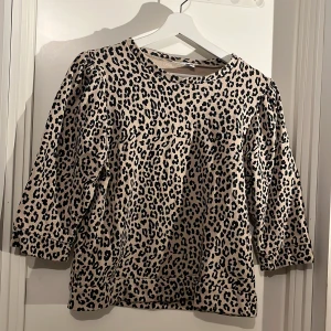 Leopard tröja  - Jätte skön tröja med fint mönster är helt ny 