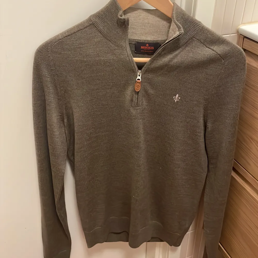 Tja! Säljer nu min nya Morris half zip då den inte kommer till användning. Storlek XS. Hör av er vid minsta lilla fråga eller fundering📩 mvh V&L closet. Hoodies.