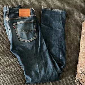 Levis 501 jeans - Tja! Säljer ett gammalt par Levis 501 mörk blå jeans! W 30 L34