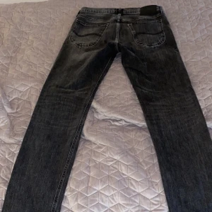 Slim Lee jeans  - Sköna gråa lee jeans. Passform slim. Knappt använt inga defekter