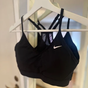 Sport bh - Otroligt snygg sport bh från Nike!! Använt kanske 1/2 gånger. Är i fräscht och bra skick!! 