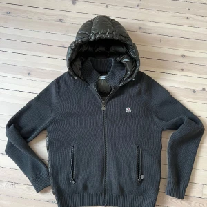 Moncler Cardigan - Moncler Cardigan Size XXL-fits like L Cond 9/10 no sign of damage  Bin: 4000kr  Only meetups in Göteborg 