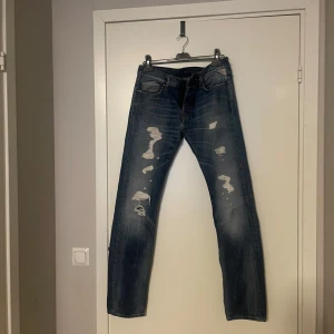 Blå jeans från replay - Säljer ett par snygga blå jeans från Replay. Egentligen är det herrstorlek, men passar lika bra på tjejer. I mycket bra skick!