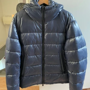 Hugo Boss jacka - Oanvänd hugo boss jacka i storlek M