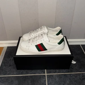 Gucci ace - Srl: 43 Cond 8/10 Nypris: 4630kr Mitt pris: 3000kr