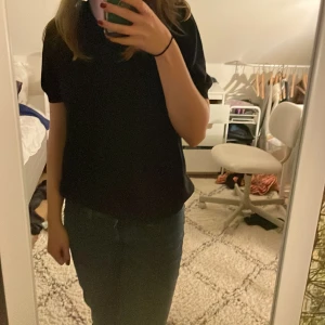 Stickad tröja - Trendig svart stickad tröja som är nästan helt oanvänd från lindex i storlek M. Perfekt för den tidiga hösten då den ändå är förvånads värt varm