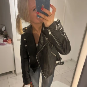 Skinnjacka - En jacka som är varm som funkar bra till hösten. Inga defekter om man bortser från ”hängaren” på bild 5. Använd 2 gånger typ. Som ni ser är sitter den fortfarande bra på mig som vanligtvis är en S