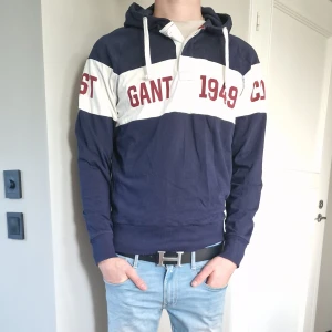 Gant hoodie - I nyskick, använd ett fåtal gånger. Modellen är 181 cm lång 