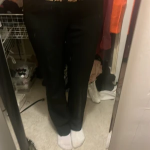Kostymbyxor - High waist kostymbyxor från BikBok, använda fåtal gånger så bra skick. Storlek 34, passar på mig som är 168 cm lång. Orginalpris: 500kr