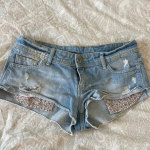 Lågmidjade blå jeansshorts💕 - Säljer de här blåa jeanshortsen som är köpta utomlands❣️ bra skick, slitna detaljer💕