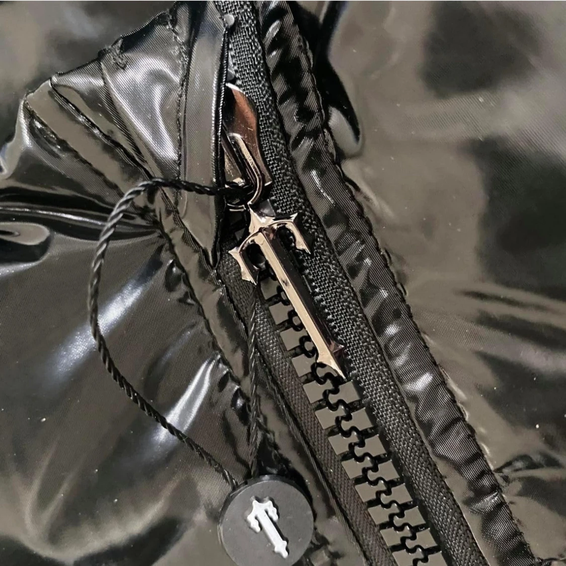 Svart glansig pufferjacka - 92