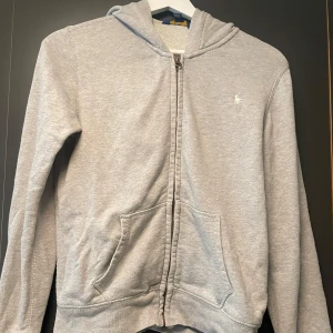 Ralph Lauren hoodie - Så fin grå Ralph Lauren hoodie! Är i storlek XL i barn, men passar mig perfekt som brukar ha xs/s🥰🥰