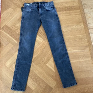 Svarta replay jeans  - W28 L32 Helt nya och oanvända replay jeans i mycket bra skick. Märkeslapparna sitter kvar och har bra passform