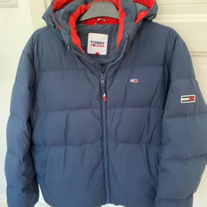 Tommy hilfiger jacka - Snygg vinterjacka, använd 1 säsong, bra skick. Pris kan diskuteras