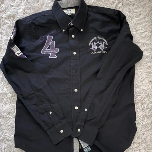 La martina Skjorta - Har haft den hur länge som helst och den har bara dammat i garderoben. Inga defekter