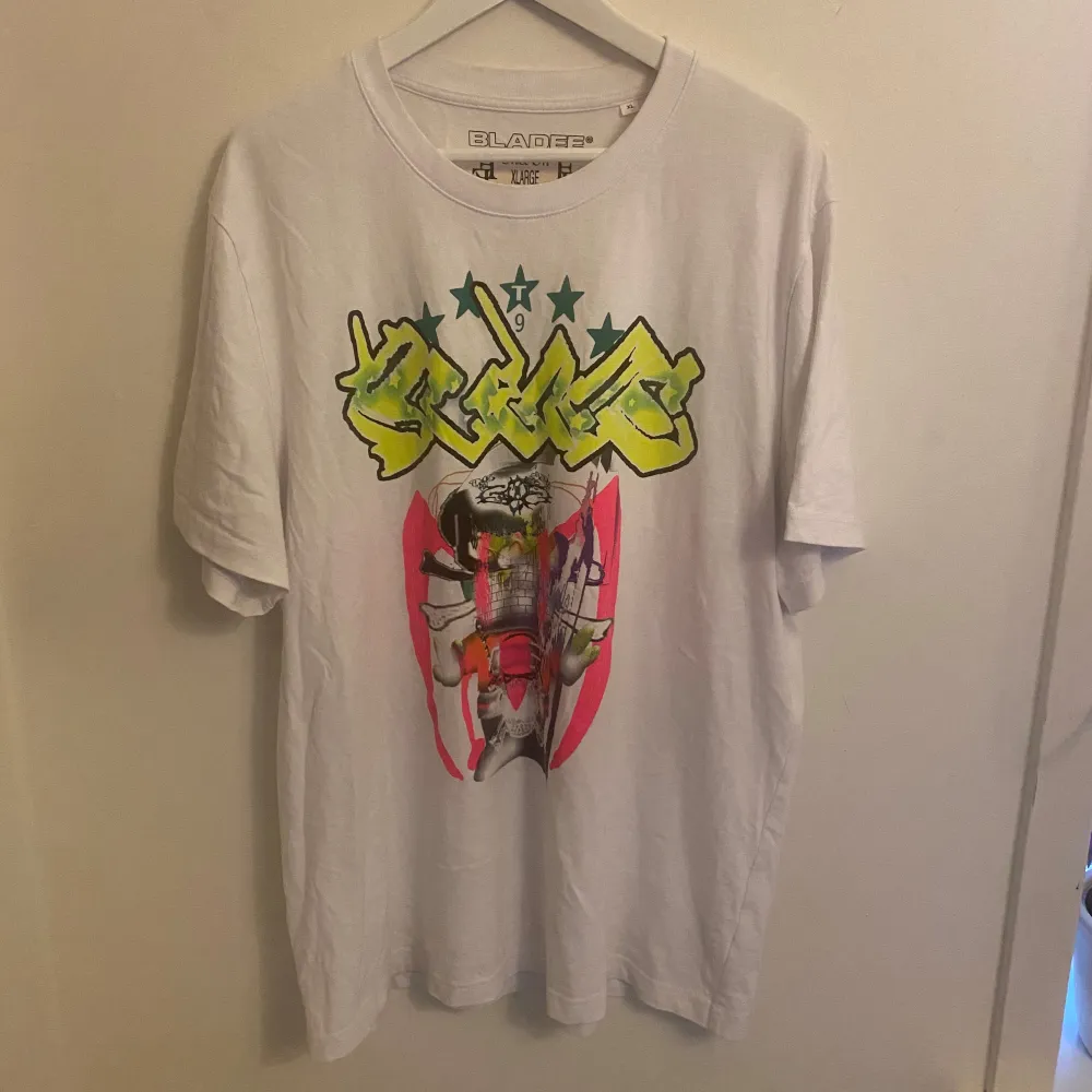 Bladee merch virus T-shirt XL. T-shirts.