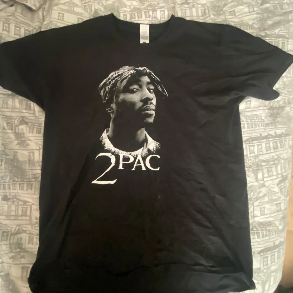 Svart tröja med 2pac. Den har inga fläckar, köpte den för ungefär ett år sen. Köpte den för 300kr.. T-shirts.