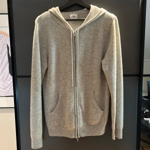 John henric Kashmir zip - Tja! Säljer nu en väldigt snygg Kashmir zip ifrån John henric. Väldigt fint skick! Väldigt bekväm tröja! Storleken är S. Skriv vid funderingar!